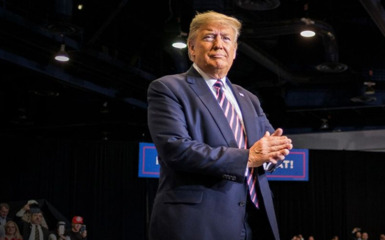 Trump újabb vírustesztje negatív, az elnök Floridában kampányol