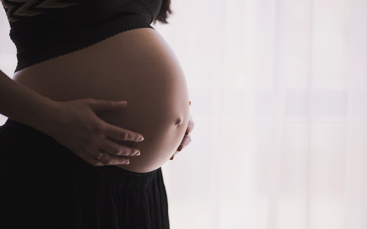 A méhlepényig eljuthat a várandós nők által belélegzett szennyezett levegő