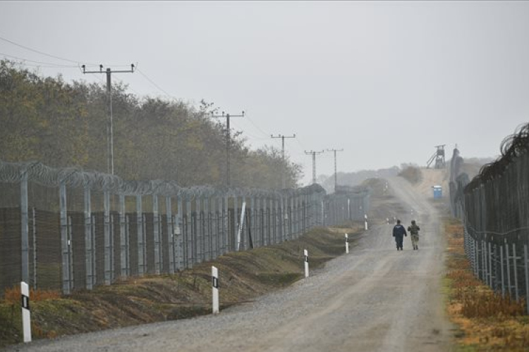 A büntetés-végrehajtás megkezdte a déli határszakasz kerítésének megerősítését