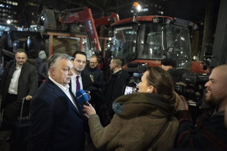 Orbán Viktor Brüsszel belvárosában tüntető gazdákkal találkozott
