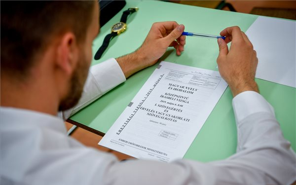 Szigorú biztonsági intézkedések mellett kezdődik meg hétfőn az érettségi