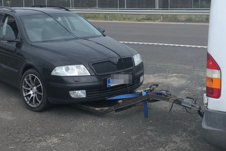 Házilag barkácsolt szerkezettel vontatott egy sofőr nélküli autót
