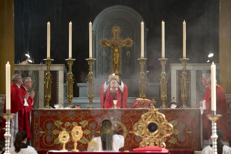 Úrnapját ünneplik ma a katolikusok Magyarországon is