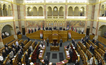 Több mint négy órában tárgyalhat a Parlament az uniós pénzekről